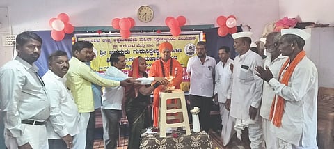 ಗುಳೇದಗುಡ್ಡ ತಾಲೂಕಿನ ಸಬ್ಬಲ ಹುಣಸಿ ಗ್ರಾಮದಲ್ಲಿ ನಡೆದ ಪೌರತ್ವ ತರಬೇತಿ ಶಿಬಿರವನ್ನು ಗುರುಸಿದ್ಧೇಶ್ವರ ಬಹನ್ಮಠದ ಗುರುಸಿದ್ಧ ಪಟ್ಟದಾರ್ಯ ಶ್ರೀಗಳು ಉದ್ಘಾಟಿಸಿದರು. ರಾಜು ಜವಳಿ, ಸುರೇಶ ಘಂಟಿ, ರಂಗಪ್ಪ ಶೇಬಿನಕಟ್ಟಿ, ಎಸ್.ಸಿ, ಗದ್ದಿಗೌಡರ, ಎಚ್.ಎಸ್. ಘಂಟಿ ಇತರರಿದ್ದರು.