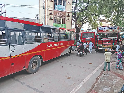 ಗುಳೇದಗುಡ್ಡದ ಪವಾರ್ ಕ್ರಾಸ್‌ನಲ್ಲಿ ಟ್ರಾಫಿಕ್ ಜಾಮ್ ಆಗಿರುವುದು.