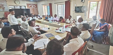 ಗುಳೇದಗುಡ್ಡದ ತಹಸೀಲ್ದಾರ್ ಕಚೇರಿಯಲ್ಲಿ ಶುಕ್ರವಾರ ತಹಸೀಲ್ದಾರ ಎಸ್.ಎ್. ಬೊಮ್ಮಣ್ಣವರ ಅವರ ಅಧ್ಯಕ್ಷತೆಯಲ್ಲಿ ಅಂಗವಿಕಲರ ಕುಂದು-ಕೊರತೆ ಸಭೆ ನಡೆಯಿತು. ಅಂಗವಿಕಲರ ಸಂಘದ ಅಧ್ಯಕ್ಷ ಹುಚ್ಚೇಶ ಯಂಡಿಗೇರಿ, ತಾಲೂಕಾ ವಿವಿದೊದ್ಧೇಶ ಕಾರ್ಯಕರ್ತ ಮಹಾಂತೇಶ ಪಾಟೀಲ, ಸಂತೋಷ ಯರಗುಂಟಿ ಇತರರಿದ್ದರು.