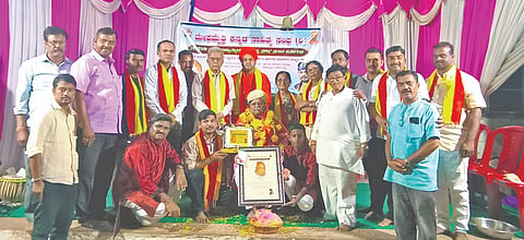 ಗುಳೇದಗುಡ್ಡದಲ್ಲಿ ಮೇಘಮೈತ್ರಿ ಸಾಹಿತ್ಯ ವೇದಿಕೆಯ ವತಿಯಿಂದ ಹಮ್ಮಿಕೊಂಡಿದ್ದ ಸಮಾರಂಭದಲ್ಲಿ 2026ನೇ ಸಾಲಿನ ರಾಜ್ಯಮಟ್ಟದ ಮೇಘರತ್ನ ಪ್ರಶಸ್ತಿಯನ್ನು ಸಾಹಿತಿ ಮಲ್ಲಿಕಾರ್ಜುನ ಬನ್ನಿ ಅವರಿಗೆ ಗುರುಸಿದ್ಧೇಶ್ವರ ಪಟ್ಟದಾರ್ಯ ಸ್ವಾಮಿಗಳು ಪ್ರದಾನ ಮಾಡಿದರು. ಸಾಹಿತ್ಯ ವೇದಿಕೆಯ ಅಧ್ಯಕ್ಷ ರಮೇಶ ಕಮತಗಿ, ಡಾ. ವಿ.ಎ.ಬೆನಕನಾಳ, ಡಾ. ಶಾಂತಾ ಕರಡಿಗುಡ್ಡ, ಡಾ. ಪಿ.ಎಂ.ಗುರುವಿನ ಮಠ, ಚೇತನ್ ಶಿವಸಿಂಪಿ ಇತರರಿದ್ದರು.