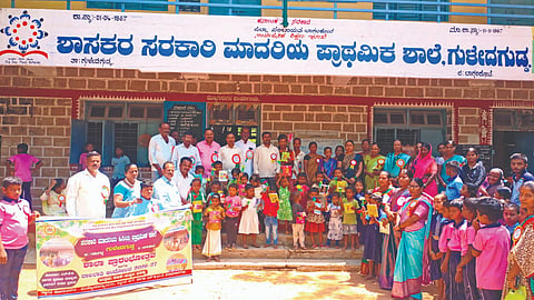 ಗುಳೇದಗುಡ್ಡದ ಶಾಸಕರ ಸರ್ಕಾರಿ ಮಾದರಿ ಪ್ರಾಥಮಿಕ ಶಾಲೆಯಲ್ಲಿ ಶಾಲಾ ಪ್ರಾರಂಭೋತ್ಸವದ ನಿಮಿತ್ತ ವಿದ್ಯಾರ್ಥಿಗಳಿಗೆ ಹೂ ನೀಡಿ ಶಾಲೆಗೆ ಬರಮಾಡಿಕೊಳ್ಳಲಾಯಿತು. ಬಿಆರ್‌ಸಿ ಸಂಗಮೇಶ ಯಲಿಗಾರ, ಎಸ್‌ಡಿಎಂಸಿ ಅಧ್ಯಕ್ಷೆ ಮಂಜುಳಾ ಬಡಿಗೇರ, ಸಿಆರ್‌ಪಿ ಭಾಗೀರತಿ ಆಲೂರು. ಎಸ್‌ಡಿಎಂಸಿ ಉಪಾಧ್ಯಕ್ಷ ಮೂಕಪ್ಪ ಹಾದಿಮನಿ ಇತರರಿದ್ದರು