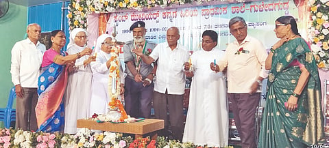 ಗುಳೇದಗುಡ್ಡದಲ್ಲಿ ಸೈಂಟ್ ಝೇವಿಯರ್ಸ್ ಕನ್ನಡ ಹಿರಿಯ ಪ್ರಾಥಮಿಕ ಶಾಲೆಯ ಹಳೆಯ ವಿದ್ಯಾರ್ಥಿಗಳಿಂದ ಹಮ್ಮಿಕೊಂಡಿದ್ದ ಗುರುವಂದನೆ ಕಾರ್ಯಕ್ರಮವನ್ನು ನಿವೃತ್ತ ಶಿಕ್ಷಕ ಎಸ್.ಎಸ್. ನಾರಾ ಉದ್ಘಾಟಿಸಿದರು. ಾದರ್ ಹ್ಯಾರಿ ರಾಬರ್ಟ್, ಶಾಲೆ ಮುಖ್ಯೋಪಾಧ್ಯಾಯ ಬಿ.ಆರ್.ದೊಡ್ಡಿಹಾಳ, ನಿವೃತ್ತ ಶಿಕ್ಷಕರಾದ ಎಸ್.ಎಸ್.ನಾರಾ, ಬಿ.ಎಂ. ಕೆಂಚಣ್ಣವರ, ಜೆ.ಆರ್.ಪಾಟೀಲ, ಸಿ.ಎ.ಮೇಟಿ, ಜಯಪ್ರಕಾಶ ಕಳ್ಳಿಗುಡ್ಡ ಇತರರಿದ್ದರು.