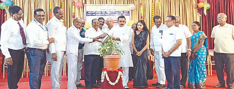 ಗುಳೇದಗುಡ್ಡದ ಭಂಡಾರಿ ಹಾಗೂ ರಾಠಿ ಕಾಲೇಜಿನಲ್ಲಿ ಹಮ್ಮಿಕೊಂಡಿದ್ದ ಪ್ರಥಮ ಪಿಯುಸಿ ವಿದ್ಯಾರ್ಥಿಗಳ ಸ್ವಾಗತ ಹಾಗೂ ಕ್ರೀಡಾ ಚಟುವಟಿಕೆಗಳ ಕಾರ್ಯಕ್ರಮವನ್ನು ಮಾಜಿ ಶಾಸಕ ರಾಜಶೇಖರ ಶೀಲವಂತ ಉದ್ಘಾಟಿಸಿದರು. ಸಾಹಿತಿ ಬಸವರಾಜ ಪ್ಯಾಟಿಶೆಟ್ಟರ, ಪದವಿ ಪೂರ್ವ ವಿಭಾಗದ ಚೇರ್ಮನ್ ಸಿದ್ಲಿಂಗಪ್ಪ ಬರಗುಂಡಿ, ರಾಜು ತಾಪಡಿಯಾ, ಸುನಿಲ ಕರಣಿ, ಲಕ್ಷ್ಮೀನಾರಾಯಣ ಕಾಬ್ರಾ, ಅಮಾತೆಪ್ಪ ಕೊಪ್ಪಳ, ರವೀಂದ್ರ ಅಂಗಡಿ ಇದ್ದರು.