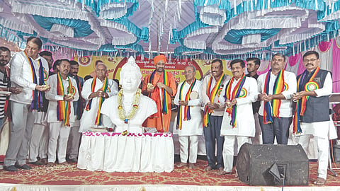  ಗುಳೇದಗುಡ್ಡ ಪಟ್ಟಣದ ಬಸವೇಶ್ವರ ಪತ್ತಿನ ಸಹಕಾರಿ ಸಂಘದ 25ನೇ ವರ್ಷದ ರಜತ ಮಹೋತ್ಸವ ಕಾರ್ಯಕ್ರಮವನ್ನು ಜವಳಿ ಮತ್ತು ಸಕ್ಕರೆ ಸಚಿವ ಶಿವಾನಂದ ಪಾಟೀಲ ಉದ್ಘಾಟಿಸಿದರು. ಶಾಸಕ ಭೀಮಸೇನ ಚಿಮ್ಮನಕಟ್ಟಿ, ಮಾಜಿ ಸಚಿವ ಅಜಯಕುಮಾರ ಸರನಾಯಕ, ಜೆಡಿಎಸ್ ಜಿಲ್ಲಾಧ್ಯಕ್ಷ ಹನಮಂತ ಮಾವಿನಮರದ, ಲೋಕೇಶ್ವರ ಸಂಘದ ಅಧ್ಯಕ್ಷ ಶಿವಾನಂದ ಉದಪುಡಿ, ಬಿಡಿಸಿಸಿ ಬ್ಯಾಂಕ್ ಉಪಾಧ್ಯಕ್ಷ ಮುರಗೇಶ ಕಡ್ಲಿಮಟ್ಟಿ, ಪಿಕಾರ್ಡ್ ಬ್ಯಾಂಕ್ ಅಧ್ಯಕ್ಷ ಮಹಾಂತೇಶ ಮಮದಾಪೂರ ಮತ್ತಿತರರಿದ್ದರು. 