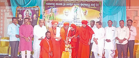 ಗುಳೇದಗುಡ್ಡ ಮುರುಘಾಮಠದ ಕುಮಾರೇಶ್ವರ ಕಲ್ಯಾಣಮಂಟಪದಲ್ಲಿ ಗುಳೇದಗುಡ್ಡ ತಾಲೂಕು ವೀರಶೈವ ಜಂಗಮ ಕ್ಷೇಮಾಭಿವೃದ್ಧಿ ಸಂಸ್ಥೆಯ ವತಿಯಿಂದ ಶನಿವಾರ ರೇಣುಕಾಚಾರ್ಯ, ಬಸವೇಶ್ವರ ಹಾಗೂ ಹಾನಗಲ್ ಕುಮಾರ ಶಿವಯೋಗಿಗಳ ತಾಲೂಕು ಮಟ್ಟದ ಜಯಂತ್ಯುತ್ಸವ ಉದ್ಘಾಟಿಸಲಾಯಿತು. ಒಪ್ಪತ್ತೇಶ್ವರ ಸ್ವಾಮೀಜಿ, ಅಭಿನವ ಕಾಡಸಿದ್ಧೇಶ್ವರ ಸ್ವಾಮೀಜಿ, ಮಲ್ಲಿಕಾರ್ಜುನ ಸ್ವಾಮೀಜಿ, ಮಾಜಿ ಶಾಸಕ ಎಂ.ಕೆ. ಪಟ್ಟಣಶೆಟ್ಟಿ, ರಾಜಶೇಖರ ಶೀಲವಂತ, ಹನಮಂತ ಮಾವಿನಮರದ ಇತರರಿದ್ದರು.