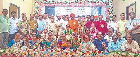 ಗುಳೇದಗುಡ್ಡದಲ್ಲಿ ಶ್ರೀಮತಿ ಆರ್.ಡಿ. ಸೋನಿ ಸರ್ಕಾರಿ ಹಿರಿಯ ಪ್ರಾಥಮಿಕ ಶಾಲೆ ನಂ.3ರ 1981-87ನೇ ಸಾಲಿನ ವಿದ್ಯಾರ್ಥಿಗಳು ಗುರುವಂದನೆ ಸಲ್ಲಿಸಿದರು. ಡಾ. ನೀಲಕಂಠ ಸ್ವಾಮೀಜಿ, ಎಸ್.ಜಿ. ಮಸಿಬಿನಾಳ, ಎಚ್.ಎಸ್. ನರಕಿ, ಎ.ಆರ್.ಬಾರಾಟಕ್ಕಿ, ವಸಂತಕುಮಾರ ಕುರಿ, ಜಗದೀಶ ಬುಳ್ಳಾ ಇತರರಿದ್ದರು.