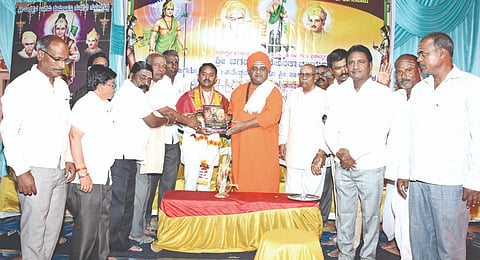 ಗುಳೇದಗುಡ್ಡದ ಜಂಗಮ ಸಮಾಜದ ವತಿಯಿಂದ ಶಾಸಕ ಬಿ.ಬಿ. ಚಿಮ್ಮನಕಟ್ಟಿ ಅವರನ್ನು ಸನ್ಮಾನಿಸಲಾಯಿತು. ಮುರುಘಾಮಠದ ಕಾಶೀನಾಥ ಸ್ವಾಮಿಗಳು, ಶಿವನಯ್ಯ ಮಳ್ಳಿಮಠ, ಪಡದಯ್ಯ ಕಕ್ಕಯ್ಯನಮಠ, ವಿಶ್ವನಾಥ ಹಿರೇಮಠ ಇತರರಿದ್ದರು.