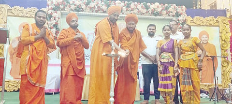 ಗುಳೇದಗುಡ್ಡ ಪಟ್ಟಣದ ಕಾಡಸಿದ್ಧೇಶ್ವರ ಮಠದಲ್ಲಿ ಮೌನಯೋಗಿ ಜಾತ್ರಾ ಮಹೋತ್ಸವದ ನಿಮಿತ್ತ ಜೀವನ ದರ್ಶನ ಪ್ರವಚನ ಕಾರ್ಯಕ್ರಮವನ್ನು ಹೊಳೆ ಹುಚ್ಚೇಶ್ವರ ಶ್ರೀಗಳು ಉದ್ಘಾಟಿಸಿದರು. ಸರ್ಪಭೂಷಣ ದೇವರು, ರುದ್ರಮುನಿ ದೇವರು, ಪ್ರಕಾಶ ಅಂಕದ, ಚಿನ್ನು ಬಾರಾಟಕ್ಕೆ ಇತರರಿದ್ದರು.