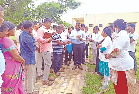 ಗುಳೇದಗುಡ್ಡ ಸಮೀಪದ ತೋಗುಣಶಿ ಗ್ರಾಮದ ಪ್ರಾಥಮಿಕ ಆರೋಗ್ಯ ಕೇಂದ್ರಕ್ಕೆ ಬುಧವಾರ ಜಿಪಂ ಸಿಇಒ ಗಜಾನನ ಬಾಲೆ ಭೇಟಿ ನೀಡಿ ಪರಿಶೀಲಿಸಿದರು. ತಾಪಂ ಸಿಇಒ ಸತೀಶ ಮಾಕೊಂಡ, ಪಿಡಿಒಗಳಾದ ರಾಮಚಂದ್ರ ಮೇತ್ರಿ, ಆರತಿ ಕ್ಷತ್ರಿ, ಸುಭಾಷ ಚಲವಾದಿ ಮತ್ತಿತರರಿದ್ದರು.