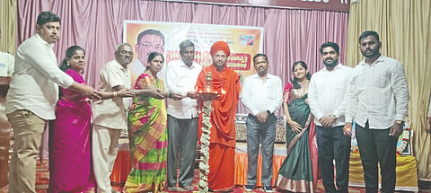 ಗುಳೇದಗುಡ್ಡದ ಶೆಟ್ಟರ ಸಮಸ್ತ ಕಲ್ಯಾಣ ಮಂಟಪದಲ್ಲಿ ನಡೆದ ಗುರು ಸಮರ್ಪಣೆ ಮತ್ತು ಸೇವಾ ನಿವತ್ತಿ ಸಮಾರಂಭವನ್ನು ಮರಡಿಮಠದ ಅಭಿನವ ಕಾಡಸಿದ್ಧೇಶ್ವರ ಸ್ವಾಮಿಗಳು ಉದ್ಘಾಟಿಸಿದರು. ಕ್ಷೇತ್ರ ಸಮನ್ವಯ ಅಧಿಕಾರಿ ಎಂ.ಬಿ.ದೊಡ್ಡಪ್ಪನವರು, ಸಮಾಜದ ಅಧ್ಯಕ್ಷ ಶಿವನಯ್ಯ ಮಳ್ಳಿಮಠ, ಸರ್ವ ಮಂಗಳ ಪೂಜಾರಿ, ಸಂಗಮೇಶ ಎಲಿಗಾರ ಇತರರಿದ್ದರು.