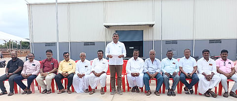  ಗುಳೇದಗುಡ್ಡ ತಾಲೂಕಿನ ತೋಗುಣಸಿ ಗ್ರಾಮದ ಎಪಿಎಂಸಿ ಆವರಣದಲ್ಲಿ ಶುಕ್ರವಾರ ಕೋಟೆಕಲ್ಲನ ಪ್ರಾಥಮಿಕ ಕೃಷಿ ಪತ್ತಿನ ಸಹಕಾರಿ ಸಂಘದ ಅಧ್ಯಕ್ಷ ಹನಮಂತ ಮಾವಿನಮರದ ಸುದ್ದಿಗೋಷ್ಠಿಯಲ್ಲಿ ಮಾತನಾಡಿದರು. ಸಂಘದ ಉಪಾಧ್ಯಕ್ಷ ಲಕ್ಷ್ಮಣ ಹಾಲನ್ನವರ, ಸದಸ್ಯರಾದ ಯಲಗುರ್ದಪ್ಪ ತೊಗಲಂಗಿ, ಸಂಗಪ್ಪ ಹಡಪದ, ಮಹಾಗುಂಡಪ್ಪ ಸುಂಕದ, ನಾಗಪ್ಪ ಮುರಗೋಡ, ಮಳಿಯಪ್ಪ ಹಾವಡಿ ಇತರರಿದ್ದರು.
