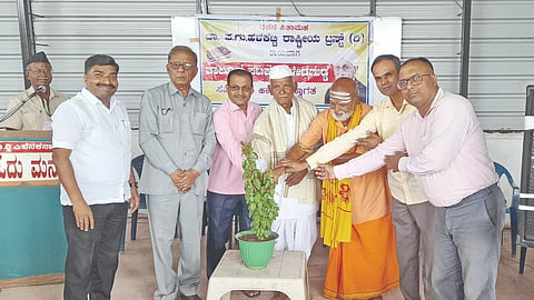 ಗುಳೇದಗುಡ್ಡದಲ್ಲಿ ಡಾ. .ಗು. ಹಳಕಟ್ಟಿ ರಾಷ್ಟ್ರೀಯ ಟ್ರಸ್ಟ್ ತಾಲೂಕು ಘಟಕದ ವತಿಯಿಂದ ಹಮ್ಮಿಕೊಂಡಿದ್ದ ಕೃತಿಗಳ ಅವಲೋಕನ ಕಾರ್ಯಕ್ರಮವನ್ನು ಗುರೂಜಿ ಬಸವರಾಜ ಹಡಗಲಿ ಉದ್ಘಾಟಿಸಿದರು. ಡಾ. ವಿ.ಎ. ಬೆನಕನಾಳ, ರಂಗಪ್ಪ ಶೇಬಿನಕಟ್ಟಿ, ಡಾ. ರಾಜಶೇಖರ ಬಸುಪಟ್ಟದ ಇತರರಿದ್ದರು.