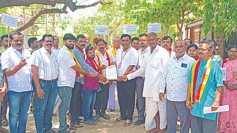 ಗುಳೇದಗುಡ್ಡದಲ್ಲಿ ಕರವೇ ವತಿಯಿಂದ ವಿದ್ಯುತ್ ಖಾಸಗಿಕರಣ ನೀತಿ ವಿರೋಧಿಸಿ ಹೆಸ್ಕಾಂ ಅಧಿಕಾರಿಗಳಿಗೆ ಮನವಿ ಸಲ್ಲಿಸಲಾಯಿತು. ಕರವೇ ತಾಲೂಕು ಅಧ್ಯಕ್ಷ ರವಿ ಅಂಗಡಿ, ಡಾ.ವಿ.ಎ. ಬೆನಕನಾಳ, ಶ್ರೀಕಾಂತ ಹುನಗುಂದ, ರಫೀಕ್ ಕಮಾನಗಾರ, ಶೇಖಣ್ಣ ತಾಂಡೂರ, ಸೋಮಶೇಖರ ಕಲ್ಬುರ್ಗಿ ಇತರರಿದ್ದರು.