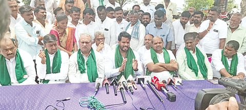 ತಾಲೂಕಿನ ಬರಪೀಡಿತ ಗ್ರಾಮಗಳಿಗೆ ಬುಧವಾರ ಭೇಟಿ ನೀಡಿ, ಖಾಜಿಬೂದಿಹಾಳ ಗ್ರಾಮದ ಹೊಲದಲ್ಲಿ ಜೆಡಿಎಸ್ ಯುವ ರಾಜ್ಯಾಧ್ಯಕ್ಷ ನಿಖಿಲ ಕುಮಾರಸ್ವಾಮಿ ಮಾತನಾಡಿದರು. ಶಾಸಕ ಶರಣಗೌಡ ಪಾಟೀಲ, ಶಾಸಕಾಂಗ ಪಕ್ಷದ ನಾಯಕ ಸುರೇಶ್ ಬಾಬು, ಜಿಲ್ಲಾಧ್ಯಕ್ಷ ಹನಮಂತ ಮಾವಿನಮರದ ಇತರರಿದ್ದರು.