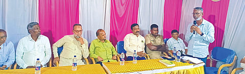 ಗುಳೇದಗುಡ್ಡ ಶುಕ್ರವಾರ ಪುರಸಭೆಯಲ್ಲಿ ಬೀದಿ ಬದಿ ವ್ಯಾಪಾರಸ್ಥರ ಸಭೆಯಲ್ಲಿ ಪುರಸಭೆ ಮುಖ್ಯಾಧಿಕಾರಿ ಅಸ್ಲಂ ಮುಜಾವರ ಮಾತನಾಡಿದರು. ತಹಸೀಲ್ದಾರ್ ಎಸ್.ಎಫ್. ಬೊಮ್ಮಣ್ಣವರ, ಕಮಲಕಿಶೋರ ಮಾಲಪಾಣಿ, ಸಂಜಯ ಬರಗುಂಡಿ ಇತರರಿದ್ದರು.