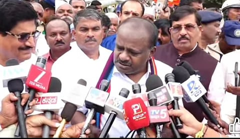 ಗುಳೇದಗುಡ್ಡ ಪಟ್ಟಣದ ಬಾಲಕರ ಪದವಿ ಪೂರ್ವ ಕಾಲೇಜಿನ ಹೆಲಿಪ್ಯಾಡ್‌ನಲ್ಲಿ ಭಾನುವಾರ ಕೇಂದ್ರ ಸಚಿವ ಎಚ್.ಡಿ. ಕುಮಾರಸ್ವಾಮಿ ಮಾತನಾಡಿದರು. ಈ ಸಂದರ್ಭದಲ್ಲಿ ಸಂಸದ ಪಿ.ಸಿ. ಗದ್ದಿಗೌಡರ, ರಾಜ್ಯಸಭೆ ಸದಸ್ಯ ನಾರಾಯಣಸಾ ಭಾಂಡಗೆ, ಮಾಜಿ ಸಚಿವ ಮುರಗೇಶ ನಿರಾಣಿ, ಜಿಡಿಎಸ್ ಜಿಲ್ಲಾಧ್ಯಕ್ಷ ಹನಮಂತ ಮಾವಿನಮರದ ಇದ್ದರು. 