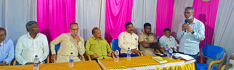 ಗುಳೇದಗುಡ್ಡ ಶುಕ್ರವಾರ ಪುರಸಭೆಯಲ್ಲಿ ಬೀದಿ ಬದಿ ವ್ಯಾಪಾರಸ್ಥರ ಸಭೆಯಲ್ಲಿ ಪುರಸಭೆ ಮುಖ್ಯಾಧಿಕಾರಿ ಅಸ್ಲಂ ಮುಜಾವರ ಮಾತನಾಡಿದರು. ತಹಸೀಲ್ದಾರ್ ಎಸ್. ಎಫ್. ಬೊಮ್ಮಣ್ಣವರ, ಕಮಲಕಿಶೋರ ಮಾಲಪಾಣಿ, ಸಂಜಯ ಬರಗುಂಡಿ ಇತರರಿದ್ದರು.
