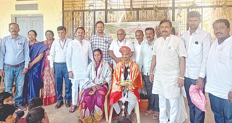 ಗುಳೇದಗುಡ್ಡದ ಸರ್ಕಾರಿ ಬಾಲಕರ ಪ.ಪೂ. ಕಾಲೇಜಿನಲ್ಲಿ ಐಐಟಿ ಮದ್ರಾಸ್‌ಗೆ ಸೇರ್ಪಡೆಯಾದ ಕಾಲೇಜಿನ ವಿದ್ಯಾರ್ಥಿ ಕರಿಯಪ್ಪ ಮಾದರ ಹಾಗೂ ಅವರ ತಾಯಿಗೆ ಶಾಸಕ ಭೀಮಸೇನ ಚಿಮ್ಮನಕಟ್ಟಿ ಹಾಗೂ ಪಿಯು ಡಿಡಿ ಪುಂಡಲೀಕ ಕಾಂಬಳೆ ಸೋಮವಾರ ಸನ್ಮಾನಿಸಿ ಗೌರವಿಸಿದರು. ಕಾಲೇಜಿನ ಪ್ರಾಚಾರ್ಯ ವಿಠ್ಠಲ ಕಳಸಾ, ವೈ.ಬಿ. ಹಿರೇಗೌಡರ, ಬ್ಲಾಕ್ ಕಾಂಗ್ರೆಸ್ ಅಧ್ಯಕ್ಷ ಸಂಜಯ ಬರಗುಂಡಿ, ಫಕೀರಪ್ಪ ತಳವಾರ ಇದ್ದರು.