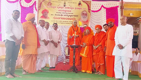  ಗುಳೇದಗುಡ್ಡ ಸಮೀಪದ ಅಮರೇಶ್ವರ ಬ್ರಹನ್ಮಠ ಜನಕಲ್ಯಾಣ ಪ್ರತಿಷ್ಠಾನ ಅಮರೇಶ್ವರ ಮಠದ ವತಿಯಿಂದ ಹಮ್ಮಿಕೊಂಡಿದ್ದ ಬಸಯ್ಯಸ್ವಾಮಿಗಳ ನುಡಿ ನಮನ ಕಾರ್ಯಕ್ರಮವನ್ನು ಕಾಶಿ ಪೀಠದ ಜಗದ್ಗುರು ಡಾ. ಚಂದ್ರಶೇಖರ ಶಿವಾಚಾರ್ಯ ಮಹಾಸ್ವಾಮಿಗಳು ಉದ್ಘಾಟಿಸಿದರು. ಕಮತಗಿ ಕೋಟೆಕಲ್ ಹೊಳೆಹುಚ್ಚೇಶ್ವರ ಸ್ವಾಮೀಜಿ, ಕೆರೂರು ಚರಂತಿಮಠದ ಡಾ. ಶಿವಕುಮಾರ ಶಿವಕುಮಾರ ಶಿವಾಚಾರ್ಯ ಸ್ವಾಮೀಜಿ, ಅಮರೇಶ್ವರ ಮಠದ ಡಾ.ನೀಲಕಂಠ ಶಿವಾಚಾರ್ಯ ಸ್ವಾಮೀಜಿ, ಒಪ್ಪತ್ತೇಶ್ವರ ಮಠದ ಒಪ್ಪತ್ತೇಶ್ವರ ಮಹಾಸ್ವಾಮಿಗಳು, ಮುರುಘಾಮಠದ ಕಾಶಿನಾಥ ಮಹಾಸ್ವಾಮಿಗಳು ಇದ್ದರು.