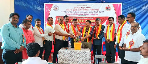  ಗುಳೇದಗುಡ್ಡ ಸರ್ಕಾರಿ ಪ್ರಥಮ ದರ್ಜೆ ಕಾಲೇಜಿನ ಆಂತರಿಕ ಭರವಸೆ ಕೋಶ ಮತ್ತು ಕನ್ನಡ ವಿಭಾಗ ಹಾಗೂ ರಾಷ್ಟ್ರೀಯ ಸಂಶೋಧನಾ ವೇದಿಕೆ ಸಹಯೋಗದಲ್ಲಿ ರಾಜ್ಯಮಟ್ಟದ ವಿಚಾರ ಸಂಕಿರಣ ಕಾರ್ಯಕ್ರಮ ಪ್ರಾಂಶುಪಾಲ ಡಾ. ಅರುಣಕುಮಾರ ಗಾಳಿ ಉದ್ಘಾಟಿಸಿದರು. ಡಾ. ಸಂಗಮೇಶ ಕಲ್ಯಾಣಿ, ಪ್ರೊ. ಸಂಪತ್ತ ಲಮಾಣಿ, ಪ್ರೊ. ಕ್ಕೀರಪ್ಪ ಚೆನ್ನಪಗೌಡ್ರ, ಪ್ರಭಾರಿ ಪ್ರಾಂಶುಪಾಲ ಪ್ರೊ. ರೇವಣಸಿದ್ಧಪ್ಪ, ಡಾ. ಬಸವರಾಜ ನಾಯಕ, ಪ್ರೊ. ಸಂತೋಷ ಎಚ್.ಎಲ್., ಪ್ರೊ. ಭುವನೇಶ್ವರಿ ಬಡಿಗೇರ, ನಾಗರಾಜ ಕಪ್ಪಲಿ ಇದ್ದರು.