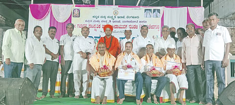 ಗುಳೇದಗುಡ್ಡದಲ್ಲಿ ಗಜಾನನ ಸಾಂಸ್ಕೃತಿಕ ಹಾಗೂ ಕ್ರೀಡಾ ಯುವಕ ಮಂಡಳಿವತಿಯಿAದ ಹಮ್ಮಿಕೊಂಡಿದ್ದ ಜಾನಪದ ಸಂಭ್ರಮ ಕಾರ್ಯಕ್ರಮದಲ್ಲಿ ಜ್ಞಾನೇಶ್ವರ ಬೊಂಬಲೇಕರ, ಷಣ್ಮುಖಪ್ಪ ತಟ್ಟಿ, ಮಲ್ಲಿಕಾರ್ಜುನ ಕಲಕೇರಿ, ಶೇಖರಪ್ಪ ಗೌಡ್ರ ಕಲಾವಿದರನ್ನು ಸನ್ಮಾನಿಸಲಾಯಿತು. ಗುರುಸಿದ್ಧ ಪಟ್ಟದಾರ್ಯ ಸ್ವಾಮೀಜಿ, ಸಂಗಯ್ಯನವರು ಶಿವಪ್ಪಯನಮಠ, ಜೆಡಿಎಸ್ ಜಿಲ್ಲಾಧ್ಯಕ್ಷ ಹನಮಂತ ಮಾವಿನಮರದ, ಬಿಜೆಪಿ ಜಿಲ್ಲಾಧ್ಯಕ್ಷ ಶಾಂತಗೌಡ ಪಾಟೀಲ, ಸಾಲೇಶ್ವರ ಪತ್ತಿನ ಸಹಕಾರಿ ಸಂಘದ ಅಧ್ಯಕ್ಷ ಚಂದ್ರಕಾಂತ ಶೇಖಾ ಇದ್ದರು.
