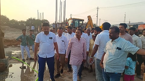 ಗುಳೇದಗುಡ್ಡದಲ್ಲಿ ನಿರ್ಮಾಣವಾಗುತ್ತಿರುವ ಸರ್ಕಾರಿ ಪದವಿ ಕಾಲೇಜಿನ ಕಟ್ಟಡ ಕಾಮಗಾರಿಯನ್ನು ಶಾಸಕ ಭೀಮಸೇನ ಚಿಮ್ಮನಕಟ್ಟಿ ಭಾನುವಾರ ಪರಿಶೀಲಿಸಿದರು. ಬ್ಲಾಕ್ ಕಾಂಗ್ರೆಸ್ ಅಧ್ಯಕ್ಷ ಸಂಜಯ ಬರಗುಂಡಿ, ವೈ.ಆರ್. ಹೆಬ್ಬಳ್ಳಿ, ಎಂ.ಎಂ.ಜಮಖಾನಿ, ಶಿವಾನಂದ ಮಳಿಮಠ ಇದ್ದರು.