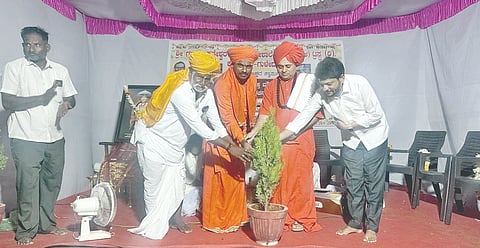 ಗುಳೇದಗುಡ್ಡ ಪಟ್ಟಣದ ಗುರು ಒಪ್ಪತ್ತೇಶ್ವರ ಮಠದ ಗೋಶಾಲೆ ಟ್ರಸ್ಟ್  ವತಿಯಿಂದ ಅಧಿಕ ಮಾಸದ ನಿಮಿತ್ತ ಹಮ್ಮಿಕೊಂಡಿದ್ದ ಪ್ರವಚನ ಕಾರ್ಯಕ್ರಮವನ್ನು ಗಣ್ಯರು ಉದ್ಘಾಟಿಸಿದರು. ಕೋಟೆಕಲ್ ಗ್ರಾಮದ ರಾಜು ದೇಸಾಯಿ, ಅಮರೇಶ್ವರ ಮಠದ ಡಾ. ನೀಲಕಂಠ ಶಿವಾಚಾರ್ಯ ಮಹಾಸ್ವಾಮಿಗಳು, ಶ್ಯಾಮಣ್ಣ ಪತ್ತಾರ ಇತರರಿದ್ದರು.