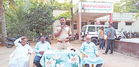 ಗುಳೇದಗುಡ್ಡ ಪೊಲೀಸ್ ಠಾಣೆಯಲ್ಲಿ ಮೊಹರಂ ನಿಮಿತ್ತ ನಡೆದ ಶಾಂತಿಪಾಲನಾ ಸಭೆಯಲ್ಲಿ ಪಿಎಸ್‌ಐ ಸಿದ್ದಣ್ಣ ಯಡಹಳ್ಳಿ ಮಾತನಾಡಿದರು. ರೆಹಮಾನ್ ಯಳ್ಳಿಗುತ್ತಿ, ಮುನ್ನಾ ಮೂಗನೂರ, ಜಮೀರ್ ಮೌಲ್ವಿ, ಅಖಂಡೇಶ್ವರ ಪತ್ತಾರ, ಶ್ರೀಮಂತ ದೇಸಾಯಿ ಇತರರಿದ್ದರು.