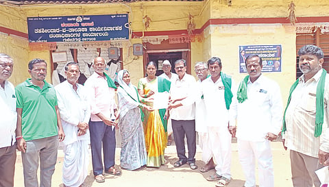  ಗುಳೇದಗುಡ್ಡದಲ್ಲಿ ವಿದ್ಯುತ್ ವಲಯ ಖಾಸಗೀಕರಣ ಮಾಡದಂತೆ ಆಗ್ರಹಿಸಿ ಕರ್ನಾಟಕ ರೈತ ವಿಕಾಸ ಸಂಘ ಉಪ ತಹಸೀಲ್ದಾರ್ ಮುನ್ನಾ ರಜಪೂತ ಅವರಿಗೆ ಮನವಿ ಸಲ್ಲಿಸಲಾಯಿತು. ಜಹಿರಾಬಿ ನದ್ಾ, ಸಲಹಾ ಸಮಿತಿ ಅಧ್ಯಕ್ಷ ಚಂದಪ್ಪ ಗೌಡರ, ಹನಮಂತ ಜಗಿಯವರ, ಶೇಖರ ಚವಾಣ್, ರಂಗಪ್ಪ ನಾಗರಾಳ ಇತರರಿದ್ದರು.