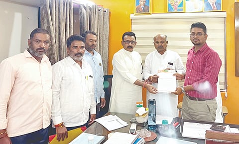 ಗುಳೇದಗುಡ್ಡದ ಪರ್ವತಿ ಗ್ರಾಮದ ಹತ್ತಿರ ರಾಷ್ಟ್ರೀಯ ಹೆದ್ದಾರಿಯ ಅಂಡರ್ ಪಾಸ್ ರಸ್ತೆಯ ಎತ್ತರವನ್ನು ಹೆಚ್ಚಿಸುವಂತೆ ಆಗ್ರಹಿಸಿ ಮಾಜಿ ಶಾಸಕ ರಾಜಶೇಖರ ಶೀಲವಂತ, ಬಿಜೆಪಿ ಜಿಲ್ಲಾಧ್ಯಕ್ಷ ಎಸ್.ಟಿ. ಪಾಟೀಲ ನೇತೃತ್ವದಲ್ಲಿ ರೈತರು ರಾಷ್ಟ್ರೀಯ ಹೆದ್ದಾರಿ ಅಧಿಕಾರಿಗೆ ಮನವಿ ಸಲ್ಲಿಸಿದರು. ಪರ್ವತಿ ಗ್ರಾಮದ ನಿಂಗಪ್ಪ ಗಾಜಿ, ಗಂಗಾಧರ ಆಸಂಗಿ, ಮರಿಯಪ್ಪ ತೋಗುಣಶಿ, ರಂಗಪ್ಪ ಗುನ್ನಳ್ಳಿ, ಭೀಮಪ್ಪ ಡುಮ್ಮಳ್ಳಿ ಮತ್ತಿತರರಿದ್ದರು.