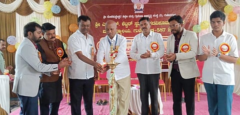 ಗುಳೇದಗುಡ್ಡದ ಹೊಳೆಹುಚ್ಚೇಶ್ವರ ಶಿಕ್ಷಣ ಮತ್ತು ಗ್ರಾಮೀಣ ಅಭಿವೃದ್ಧಿ ಸಂಸ್ಥೆಯ ಎಸ್.ಆರ್. ಶೆಟ್ಟರ ಸ್ವತಂತ್ರ ಪ.ಪೂ. ಮಹಾವಿದ್ಯಾಲಯ, ತಕ್ಷ ಎಜ್ಯುಕೇರ್ ಅಕಾಡೆಮಿ ವತಿಯಿಂದ ಹಮ್ಮಿಕೊಂಡಿದ್ದ ಪ್ರಥಮ ಪಿಯುಸಿ ವಿದ್ಯಾರ್ಥಿಗಳ ಸ್ವಾಗತ, ಕ್ರೀಡಾ ಮತ್ತು ಸಾಂಸ್ಕೃತಿಕ ಚಟುವಟಿಕೆಗಳ ಸಮಾರಂಭವನ್ನು ರಾಷ್ಟ್ರಪ್ರಶಸ್ತಿ ಪುರಸ್ಕೃತ ಶಿಕ್ಷಕ ಎಸ್.ಜಿ. ಎಮ್ಮಿ ಉದ್ಘಾಟಿಸಿದರು. ಮಹಾಂತಯ್ಯ ಗಣಾಚಾರಿ, ವಿರೇಶ ಚಿಂದಿ, ಪುನೀತ್ ಕಾದರೊಳ್ಳಿ ಇತರರಿದ್ದರು.