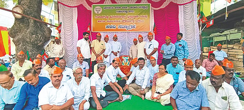 ಗುಳೇದಗುಡ್ಡದ ಪುರಸಭೆ ಸಿಬ್ಬಂದಿ ನಡೆಸುತ್ತಿರುವ ಭ್ರಷ್ಟಾಚಾರ ವಿರೋಧಿಸಿ ಬಿಜೆಪಿ ವತಿಯಿಂದ ಹೋರಾಟ ನಡೆಸಲಾಯಿತು. ರಂಗಪ್ಪ ಶೇಬಿನಕಟ್ಟಿ, ರವೀಂದ್ರ ಪಟ್ಟಣಶೆಟ್ಟಿ, ಅಶೋಕ ಹೆಗಡೆ, ಕಮಲಕಿಶೋರ ಮಾಲಮಾಣಿ, ವಸಂತಸಾ ಧೋಂಗಡೆ, ಮಧುಸೂಧನ ರಾಂದಡ, ಗಣೇಶ ಶೀಲವಂತ ಇತರರಿದ್ದರು.