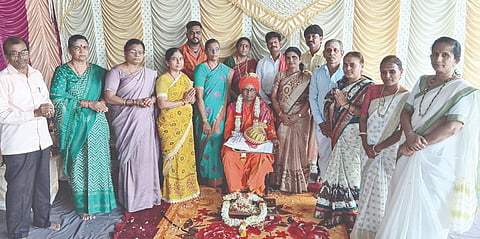 ಗುಳೇದಗುಡ್ಡ ಪಟ್ಟಣದ ಮುರುಘಾಮಠದಲ್ಲಿ ಸತ್ಸಂಗ ಸಾಧಕರ ವತಿಯಿಂದ ನಡೆದ ಗುರು ಪೂರ್ಣಿಮೆ ಕಾರ್ಯಕ್ರಮದಲ್ಲಿ ಶಿವಕುಮಾರ್ ಶಿವಾಚಾರ್ಯ ಶ್ರೀಗಳ ಪಾದ ಪೂಜೆ ನೆರವೇರಿತು. ಸಾವಿತ್ರಿ ಜೋಗುರ, ನೇತ್ರಾ ತಾಂಡೂರ, ಗೀತಾ ಸಾರಂಗಮಠ, ಶಿಲ್ಪಾ ಶೀಲವಂತ, ರಾಘು ಪತ್ತಾರ, ಪ್ರಕಾಶ ರೋಜಿ, ದ್ರಾಕ್ಷಾಯಿಣಿ ಗೊಬ್ಬಿ ಇತರರಿದ್ದರು. 