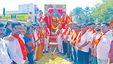 ಗುಳೇದಗುಡ್ಡದಲ್ಲಿ ಶಿವಾಜಿ ಜಯಂತಿ ಅಂಗವಾಗಿ ಹಮ್ಮಿಕೊಂಡಿದ್ದ ಬೈಕ್ ರ‍್ಯಾಲಿಗೆ ಬಿಜೆಪಿ ಜಿಲ್ಲಾಧ್ಯಕ್ಷ ಶಾಂತಗೌಡ ಪಾಟೀಲ ಚಾಲನೆ ನೀಡಿ ಮಾತನಾಡಿದರು. ಮಾಜಿ ಶಾಸಕ ರಾಜಶೇಖರ ಶೀಲವಂತ, ಡಾ. ನೀಲಕಂಠ ಶಿವಾಚಾರ್ಯರು, ಮರಡಿಮಠದ ಅಭಿನವ ಕಾಡಸಿದ್ಧೇಶ್ವರ ಸ್ವಾಮಿಗಳು, ಭೂವನೇಶ ಪೂಜಾರ ಇದ್ದರು.