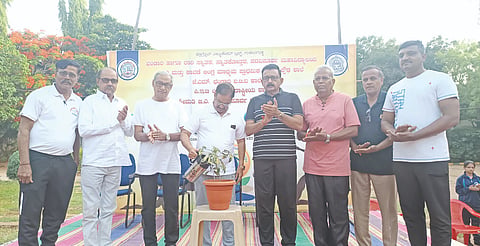  ಗುಳೇದಗುಡ್ಡದ ಭಂಡಾರಿ ಕಾಲೇಜಿನಲ್ಲಿ ಅಂತಾರಾಷ್ಟ್ರೀಯ ಯೋಗ ದಿನಾಚರಣೆ ಕಾರ್ಯಕ್ರಮವನ್ನು ಟ್ರಸ್ಟ್‌ನ ಗೌರವ ಕಾರ್ಯದರ್ಶಿ ರವೀಂದ್ರ ಪಟ್ಟಣಶೆಟ್ಟಿ  ಉದ್ಘಾಟಿಸಿದರು. ಮಾಜಿ ಶಾಸಕ ರಾಜಶೇಖರ ಶೀಲವಂತರ, ಪುರುಷೋತ್ತಮ ಜಂವಾರ, ಸಿದ್ದರಾಮಯ್ಯ ಪುರಾಣಿಮಠ, ಶ್ಯಾಮಸುಂದರ ಪಾಲಪಾಣಿ, ಪ್ರಾಚಾರ್ಯ ಡಾ ಎನ್.ವೈ.ಬಡಣ್ಣವರ, ದೈಹಿಕ ಶಿಕ್ಷಣ ನಿರ್ದೇಶಕ ಡಾ.ಚಿದಾನಂದ ನಂದಾರ ಇದ್ದರು. 