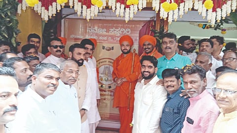 ಗುಳೇದಗುಡ್ಡದಲ್ಲಿ ನಮೋ ಸಪ್ತಗಿರಿ ಸೌಹಾರ್ದ ಸಹಕಾರಿ ಸಂಘವನ್ನು ಮಾಜಿ ಸಚಿವ ಬಿ. ಶ್ರೀರಾಮುಲು ಉದ್ಘಾಟಿಸಿದರು. ಕಾಶಿನಾಥ ಶ್ರೀಗಳು, ಡಾ. ನೀಲಕಂಠ ಶಿವಾಚಾರ್ಯ ಶ್ರೀಗಳು, ಗುರುಸಿದ್ಧ ಪಟ್ಟದಾರ್ಯ ಶ್ರೀಗಳು, ಸಂಸದ ಪಿ.ಸಿ. ಗದ್ದಿಗೌಡರ, ವಿಧಾನ ಪರಿಷತ್ ಸದಸ್ಯ ಪಿ.ಎಚ್. ಪೂಜಾರ, ಮಾಜಿ ಶಾಸಕ ರಾಜಶೇಖರ ಶೀಲವಂತ ಮತ್ತಿತರರಿದ್ದರು.