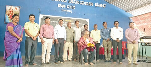 ಗುಳೇದಗುಡ್ಡದ ಎಂ.ಎಚ್ ಆಡಿನ ಪ್ರೌಢಶಾಲೆಯಲ್ಲಿ ನಡೆದ ಎಸ್ಸೆಸ್ಸೆಲ್ಸಿ ಪರೀಕ್ಷಾ ಕಾರ್ಯಾಗಾರದಲ್ಲಿ ಸಂಪನ್ಮೂಲ ವ್ಯಕ್ತಿ ಸುರೇಶ ಕುಲಕರ್ಣಿ ಅವರನ್ನು ಗೌರವಿಸಲಾಯಿತು. ಡಾ. ಪಿ.ಎಸ್. ಹೆಗಡೆ, ವಕೀಲ ಕೆ.ಎಂ. ರಾಯಚೂರ, ಬಾಲಕಿಯರ ಸರ್ಕಾರಿ ಪ್ರೌಢಶಾಲೆ ಉಪಪ್ರಾಚಾರ್ಯ ಎಂ.ಪಿ. ಮಾಗಿ, ಬಾಲಕರ ಸರ್ಕಾರಿ ಪ್ರೌಢಶಾಲೆಯ ಪ್ರಾಚಾರ್ಯ ಎನ್.ಸಿ. ಮುದಕವಿ, ಪಿ.ಎಸ್. ಪಾಟೀಲ ಇದ್ದರು.