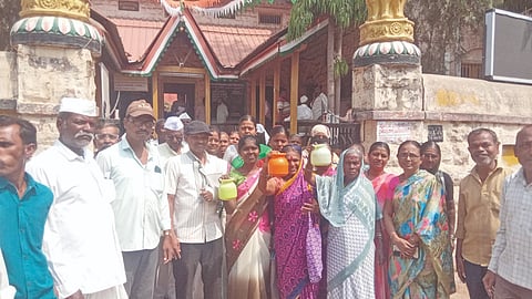 ಗುಳೇದಗುಡ್ಡದ ತಾಯಮ್ಮ ನಗರದಲ್ಲಿ ಒಳಚರಂಡಿ ಕಾಮಗಾರಿ ಶೀಘ್ರ ಪೂರ್ಣಗೊಳಿಸುವಂತೆ ಆಗ್ರಹಿಸಿ ಸಾರ್ವಜನಿಕರು ಪುರಸಭೆ ಎದುರು ತಂಬಿಗೆ ಹಿಡಿದು ಪ್ರತಿಭಟಿಸಿದರು. ಸಿ.ಐ. ತೆಗ್ಗಿನಮನಿ, ಎಂ.ಎಸ್. ಕೊಣ್ಣೂರ, ರವಿ ಗದಗಿನ, ಸಂಗಪ್ಪ ತಿಪ್ಪಾ ಇತರರಿದ್ದರು.
