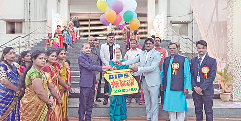 ಗುಳೇದಗುಡ್ಡದ ತೋಗುಣಶಿ ಕ್ರಾಸ್ ಹತ್ತಿರದ ಬಿವಿವಿಎಸ್ ಸಂಘದ ಬಸವೇಶ್ವರ ಇಂಟರ್ ನ್ಯಾಷನಲ್ ಪಬ್ಲಿಕ್ ಸ್ಕೂಲ್‌ನ ವಾರ್ಷಿಕ ಸ್ನೇಹ ಸಮ್ಮೇಳನ ಕಲಾಸಿಂಚನವನ್ನು ವಿಜಯಪುರದ ಅಕ್ಕಮಹಾದೇವಿ ಮಹಿಳಾ ವಿವಿ ವಿಶ್ರಾಂತ ಉಪ ಕುಲಪತಿ ಮೀನಾ ಚಂದಾವರಕರ ಉದ್ಘಾಟಿಸಿದರು. ಪ್ರಾಚಾರ್ಯ ರಾಜಶೇಖರ ಬಿಂಗೊಳ್ಳಿ, ಸುರೇಶ ಹೆಗಡೆ ಇದ್ದಾರೆ.