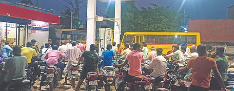  ಗುಳೇದಗುಡ್ಡ ಪಟ್ಟಣದ ಆಸಂಗಿ ರಸ್ತೆಯಲ್ಲಿನ ಬಾಲಾಜಿ ಪೆಟ್ರೋಲ್ ಬಂಕ್‌ನಲ್ಲಿ ಸಾಲುಗಟ್ಟಿ ನಿಂತ ವಾಹನಗಳು.