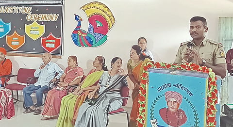 ಗುಳೇದಗುಡ್ಡದ ಜ.ಶ್ರೀ. ಗುರುಸಿದ್ದೇಶ್ವರ ಇಂಟರ್‌ನ್ಯಾಶನಲ್ ಪಬ್ಲಿಕ್ ಸ್ಕೂಲ್‌ನಲ್ಲಿ ಪಠ್ಯೇತರ ಚಟುವಟಿಕೆಗಳ ಕಾರ್ಯಕ್ರಮವನ್ನು  ಪಿಎಸ್‌ಐ ಯಡಹಳ್ಳಿ ಉದ್ಘಾಟಿಸಿ ಮಾತನಾಡಿದರು. ಗುರುಸಿದ್ಧಪಟ್ಟದಾರ್ಯ ಸ್ವಾಮೀಜಿ, ಸಂಗಮೇಶ ಯಲಿಗಾರ, ನೇತ್ರಾ ತಾಂಡೂರ, ಪ್ರೇಮಾ ಚಿಂದಿ, ವಿರೂಪಾಕ್ಷಪ್ಪ ಅರುಟಗಿ ಇತರರಿದ್ದರು.