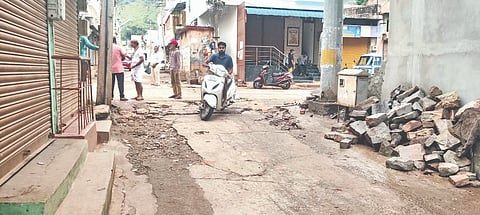  ಗುಳೇದಗುಡ್ಡದ ಚೌ ಬಜಾರದಲ್ಲಿನ ಮುಖ್ಯರಸ್ತೆಯಲ್ಲಿ ಬಿದ್ದಿರುವ ಗುಂಡಿಗಳು.