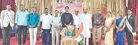 ಗುಳೇದಗುಡ್ಡ ಪಟ್ಟಣದ ರಾಠಿ ಹಾಗೂ ಕಾವಡೆ ಆಂಗ್ಲ ಮಾಧ್ಯಮ ಶಾಲೆಯಲ್ಲಿ ಕಾರ್ಗಿಲ್ ವಿಜಯೋತ್ಸವ ಕಾರ್ಯಕ್ರಮ ಜರುಗಿತು. ಪಿಇಟಿಯ ಗೌರವ ಕಾರ್ಯದರ್ಶಿ ರವೀಂದ್ರ ಪಟ್ಟಣಶೆಟ್ಟಿ, ಶಾಲೆ ಚೇರ್ಮನ್ ವಿಠ್ಠಲಸಾ ಕಾವಡೆ, ನಿರ್ದೇಶಕ ಪುರಷೋತ್ತಮ ಜಂವಾರ, ಎಸ್.ಎನ್. ಮಾಲಪಾಣಿ, ಮುಖ್ಯಗುರು ಆರ್. ಎಸ್. ಜಿರ್ಲಿ, ವೀಣಾ ಹಳ್ಳೂರ, ಶಬಾನಾ ಮಕಾನದಾರ ಇತರರಿದ್ದರು.