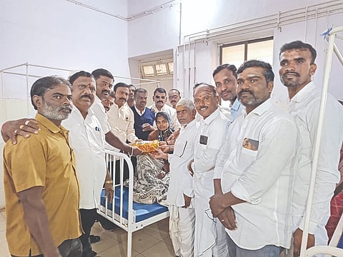 ಗುಳೇದಗುಡ್ಡ ಪಟ್ಟಣದ ಸರ್ಕಾರಿ ಆಸ್ಪತ್ರೆಯಲ್ಲಿ ಶುಕ್ರವಾರ ಶಾಸಕ ಭೀಮಸೇನ ಚಿಮ್ಮನಕಟ್ಟಿಯವರ ಜನ್ಮದಿನ ನಿಮಿತ್ತ ಅವರ ಅಭಿಮಾನಿಗಳು ಹಾಗೂ ಬ್ಲಾಕ್ ಕಾಂಗ್ರೆಸ್ ವತಿಯಿಂದ ರೋಗಿಗಳಿಗೆ ಹಾಲು ಬ್ರೇಡ್, ಬಿಸ್ಕೇಟ್ ವಿತರಿಸಲಾಯಿತು. ಸಂಜಯ ಬರಗುಂಡಿ, ವೈ.ಆರ್. ಹೆಬ್ಬಳ್ಳಿ, ರಾಜು ತಾಪಡಿಯಾ, ಗೋಪಾಲ ಭಟ್ಟಡ, ರಮೇಶ ಬೂದಿಹಾಳ ಇತರರಿದ್ದರು.