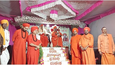 ಗುಳೇದಗುಡ್ಡ ಪಟ್ಟಣದ ಶ್ರೀ ಗುರು ಒಪ್ಪತ್ತೇಶ್ವರ ಮಠದ ಗೋಶಾಲೆ ಟ್ರಸ್ಟ್ ವತಿಯಿಂದ ಅಧಿಕ ಮಾಸದ ನಿಮಿತ್ತ ಹಮ್ಮಿಕೊಂಡಿದ್ದ ಪುರಾಣ ಪ್ರವಚನ ಕಾರ್ಯಕ್ರಮದಲ್ಲಿ 14ನೇ ಒಪ್ಪತ್ತೇಶ್ವರ ಮಹಾಸ್ವಾಮಿಗಳ ಪಟ್ಟಾಧಿಕಾರ ಮಹೋತ್ಸವ ನಡೆಯಿತು. ಮುರುಘಾಮಠದ ಕಾಶಿನಾಥ ಮಹಾಸ್ವಾಮಿಗಳು, ಒಪ್ಪತ್ತೇಶ್ವರ ಮಹಾಸ್ವಾಮಿಗಳು, ಬಸವಲಿಂಗ ಮಹಾಸ್ವಾಮಿಗಳು, ಸದಾನಂದ ಶಿವಾಚಾರ್ಯರು ಇತರರಿದ್ದರು.