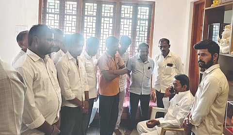 ಗುಳೇದಗುಡ್ಡ ತಾಲೂಕಿನ ರೈತರು ರಂಗಸಮುದ್ರ ಕೆರೆ ತುಂಬಿಸುವಂತೆ ಆಗ್ರಹಿಸಿ ಶಾಸಕ ಭೀಮಸೇನ ಚಿಮ್ಮನಕಟ್ಟಿ ಅವರಿಗೆ ಮನವಿ ಸಲ್ಲಿಸಿದರು. ಮಂಜುನಾಥ ಪಾಟೀಲ, ಯಮನಪ್ಪ ಕೊಳಗದ, ವಿಠ್ಠಲ ಘಟ್ಟಿ, ವಿ.ಬಿ. ಬಡಗೇರ, ಸಿದ್ಲಿಂಗಪ್ಪ ಕೊಣ್ಣೂರ, ಯಲ್ಲಪ್ಪ ಸಣ್ಣಕ್ಕಿ, ಹುಚ್ಚಪ್ಪ ಬಡದೆಲಿ ಮತ್ತಿತರರಿದ್ದರು.