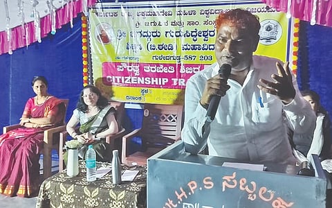 ಗುಳೇದಗುಡ್ಡ ತಾಲೂಕಿನ ಸಬ್ಬಲಹುಣಸಿ ಗ್ರಾಮದಲ್ಲಿ ಜರುಗಿದ ಪೌರತ್ವ ತರಬೇತಿ ಶಿಬಿರದ ಸಂವಿಧಾನದ ಆಶಯ ಕುರಿತು ಡಾ. ಸಣ್ಣವೀರಣ್ಣ ದೊಡ್ಡಮನಿ ಮಾತನಾಡಿದರು. ಡಾ. ಎಚ್.ಎಸ್. ಘಂಟಿ, ಸಕ್ಕೂಬಾಯಿ ನೆಲ್ಲೂರ, ಇಂದುಮತಿ ಬೋರಣ್ಣವರ ಇತರರಿದ್ದರು.  
