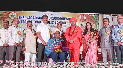 ಗುಳೇದಗುಡ್ಡದ ಶ್ರೀಜಗದ್ಗುರು ಗುರುಸಿದ್ಧೇಶ್ವರ ಸಿಬಿಎಸ್‌ಇ ಶಾಲೆಯಲ್ಲಿ ನಡೆದ ಕಲಾ ಸಂಭ್ರಮ ಕಾರ್ಯಕ್ರಮದಲ್ಲಿ ಡಾ. ರಾಘವೇಂದ್ರ ವನಕಿ ಅವರನ್ನು ಗುರುಸಿದ್ಧ ಪಟ್ಟದಾರ್ಯ ಸ್ವಾಮೀಜಿ ಸನ್ಮಾನಿಸಿದರು. ಸಂಸ್ಥೆಯ ಚೇರ್ಮನ್ ರಾಜು ಜವಳಿ, ಶಾಲಾ ಪ್ರಾಚಾರ್ಯೆ ಚಂದ್ರಿಕಾ ಜೋಶಿ, ನಿರ್ದೇಶಕ ದೊಡ್ಡಬಸು ಉಂಕಿ, ಪ್ರೇಮಾ ಚಿಂದಿ, ಸುರೇಖಾ ತಿಪ್ಪಾ ಇತರರಿದ್ದರು.