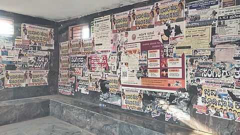 ಗುಳೇದಗುಡ್ಡ ಪಟ್ಟಣದ ಬಾದಾಮಿ ನಾಕಾದ ಹತ್ತಿರದ ಬಸ್ ತಂಗುದಾಣದ ಗೋಡೆಗಳ ಮೇಲೆ ಪೋಸ್ಟರ್ ಅಂಟಿಸಿರುವುದು.