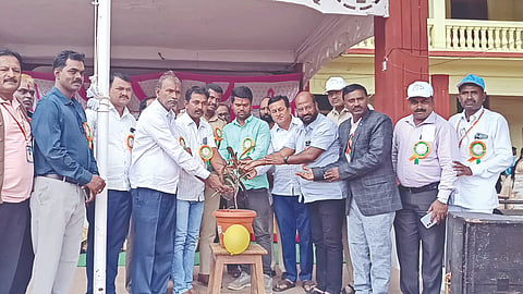 ಗುಳೇದಗುಡ್ಡದ ಬಾಲಕರ ಸರ್ಕಾರಿ ಪ ಪೂ ಕಾಲೇಜು ಮೈದಾನದಲ್ಲಿ ಜರುಗಿದ ವಲಯ ಮಟ್ಟದ ಕ್ರೀಡಾಕೂಟವನ್ನು ಪಿಎಸ್‌ಐ ಸಿದ್ದಪ್ಪ ಯಡಹಳ್ಳಿ ಉದ್ಘಾಟಿಸಿದರು. ಎಂ.ಪಿ. ಮಾಗಿ, ವೈ.ಆರ್. ಹೆಬ್ಬಳ್ಳಿ, ಗೋಪಾಲ ಭಟ್ಟಡ ಇತರರಿದ್ದರು.